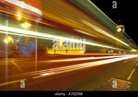 Lichtspuren von einem Doppeldeckerbus London Westminster Brücke mit den Häusern Parlament hinter. Stockfoto