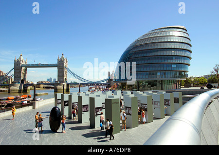 Eine Weitwinkelaufnahme der Themse mit City Hall und Tower Bridge vor blauem Himmel. Stockfoto