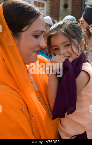 Mutter und Tochter bei den Vaisakhi Feierlichkeiten in Southampton, England Stockfoto