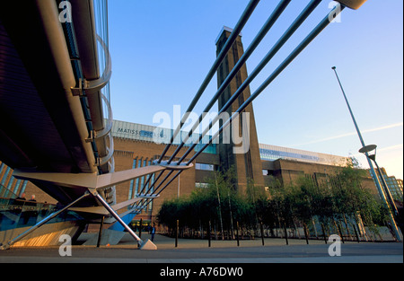 Eine niedrige Weitwinkelaufnahme der Millenium Brücke mit der Tate Modern im Hintergrund bei Sonnenuntergang. Stockfoto