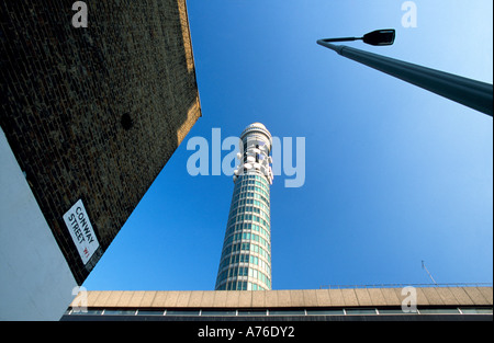 Eine abstrakte Sicht des BT-Post Office Tower vom Boden vor einem blauen Himmel. Stockfoto