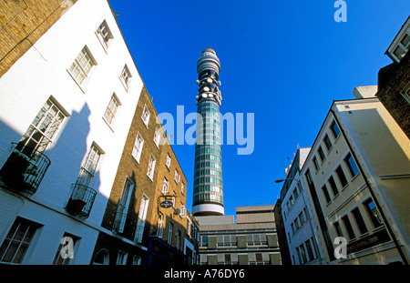 Weitwinkelaufnahme des BT-Post Office Tower von Conway Straße vor einem blauen Himmel. Stockfoto