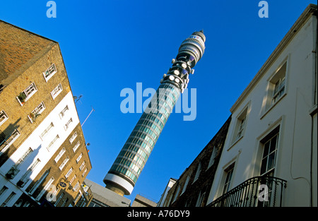 Abstrakte Weitwinkelaufnahme des BT-Post Office Tower von Conway Straße vor einem blauen Himmel. Stockfoto