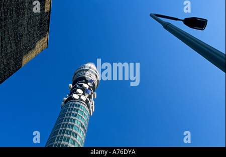 Abstrakte Ansicht des BT-Post Office Tower von Conway Straße vor einem blauen Himmel. Stockfoto