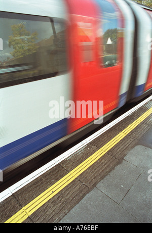 Londoner U-Bahn Rohr Zug Umzug aus Plattform über dem Boden an der Station Colindale Stockfoto