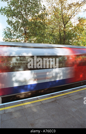 Londoner U-Bahn Rohr Zug Umzug aus Plattform über dem Boden an der Station Colindale Stockfoto