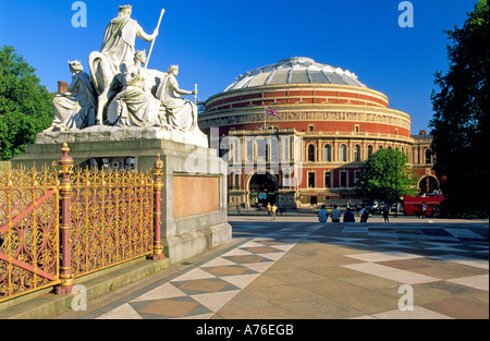 Vordere Ansicht der Royal Albert Hall mit einem Teil das Albert Memorial auf der linken Seite vor einem blauen Himmel. Stockfoto