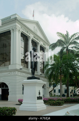 Mit Rüschen Statue außerhalb der Victoria Memorial Hall, Singapur Stockfoto