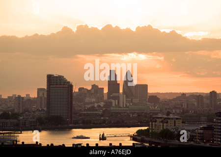 Stadtbild Ansicht der Swiss Re Gebäude (Gurke) und Tower 42 (Nat West Tower) in der City of London bei Sonnenuntergang. Stockfoto