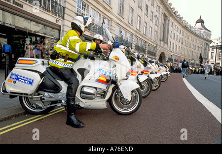 Eine Linie der Polizei-Motorradfahrer in der Regent Street, die Vorbereitung für die Mai-Demonstration. Stockfoto