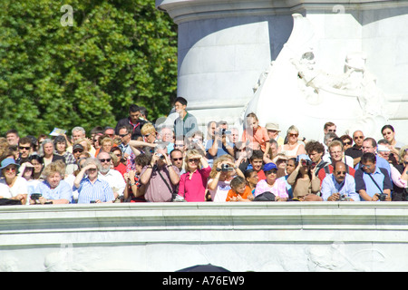 Nahaufnahme einer Menge von Touristen versammelt auf das Victoria Memorial, das Ändern der Wachablösung in London zu sehen. Stockfoto