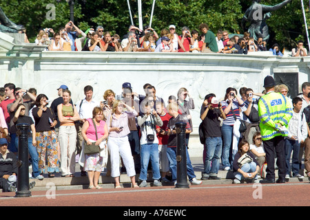 Nahaufnahme einer Menge von Touristen versammelt auf das Victoria Memorial, das Ändern der Wachablösung in London zu sehen. Stockfoto