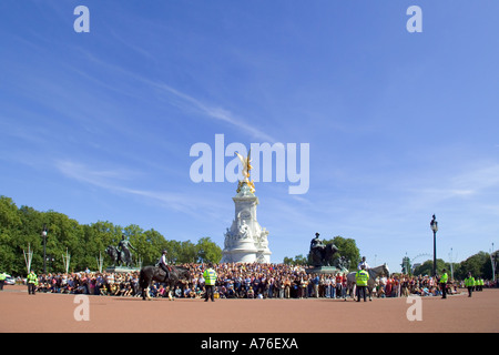 Weitwinkel-Blick auf die Massen von Touristen versammelt auf das Victoria Memorial, das Ändern der Wachablösung in Londo zu sehen Stockfoto