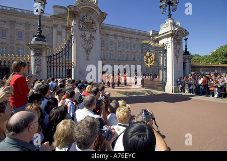 Nahaufnahme von einer Gruppe von Touristen mit den Armen in der Luft zu sehen und fotografieren Sie das Ändern der Guard Parade belasten. Stockfoto