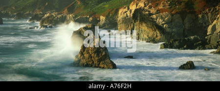Schweren Surf und Felsen, Garrapata State Park, Big Sur Coast, Kalifornien Panorama Stockfoto