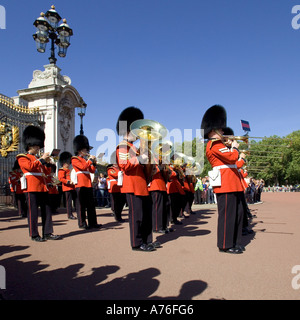 Weitwinkelaufnahme der Zeilen der Coldstream Guards Band in Formation in die Wachablösung in London. Stockfoto