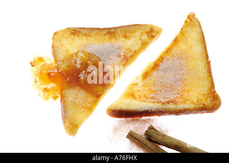 Zwei Scheiben French Toast mit Zimt-Zucker und Marmelade Stockfoto