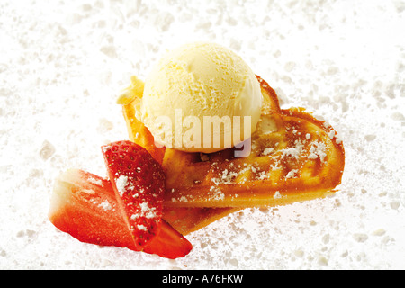 Herzförmige Waffel mit Vanilleeis und Erdbeeren Stockfoto