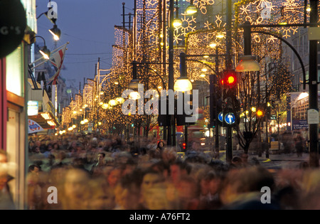 Komprimierten Perspektive Feierabendverkehr, Weihnachtsbeleuchtung und Shopper unten Oxford Street am Abend. Stockfoto