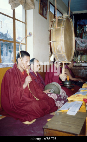 Indien Tibeter im Exil Mönche Musizieren am Puja in Mcleod Ganj Stockfoto