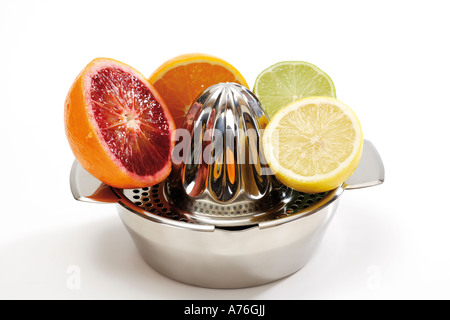 Variozs in Scheiben geschnitten Zitrusfrüchten auf Saft Saftpresse Stockfoto