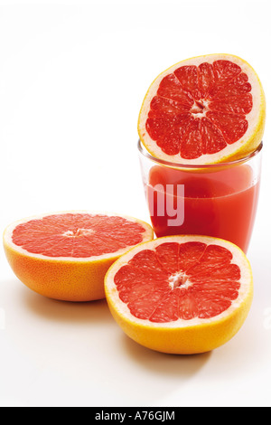 In Scheiben geschnitten Grapefruit ein Glas Saft Stockfoto