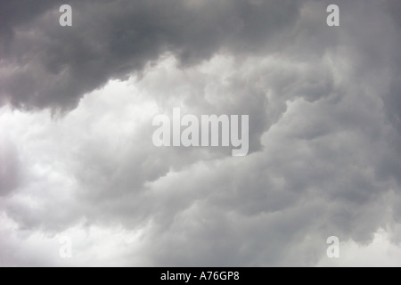 Schichten von dunklen Cumulus Sturmwolken kurz vor einem Regenguss. Stockfoto