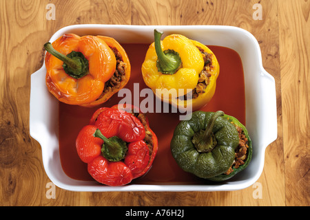 Paprika gefüllt mit Hackfleisch in Tomatensauce Stockfoto