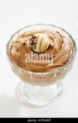 Mousse au Chocolat mit Praline verziert, erhöht, Ansicht Stockfoto