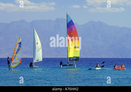 Vielzahl von Wassersportarten am Meer in einer Linie zur gleichen Zeit - Hobby Katze, Windsurfen, Segeln, Kanu, Boot hausieren. Stockfoto