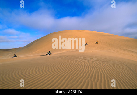 Eine Weitwinkelaufnahme des Quad Biker auf den Sanddünen der namibischen Wüste. Stockfoto