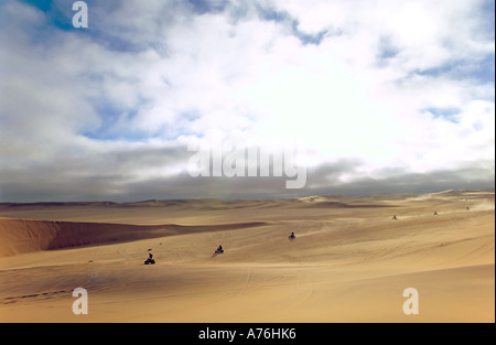 Eine Weitwinkelaufnahme des Quad Biker auf den Sanddünen der namibischen Wüste. Stockfoto