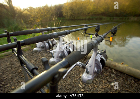 Angelruten richten Sie an einem Süßwasser-See warten auf einen Biss. Stockfoto