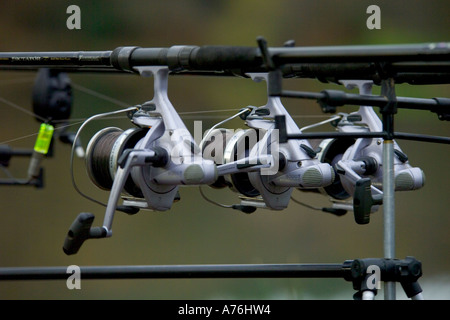 Nahaufnahme von drei Angelrollen auf Stangen eingerichtet. Stockfoto