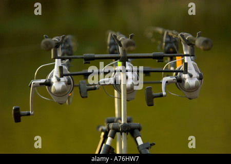 Nahaufnahme von drei Angelrollen auf Stangen eingerichtet. Stockfoto