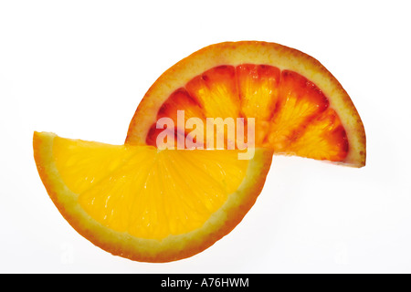 Zwei Orangenscheiben, erhöhte Ansicht, Nahaufnahme Stockfoto