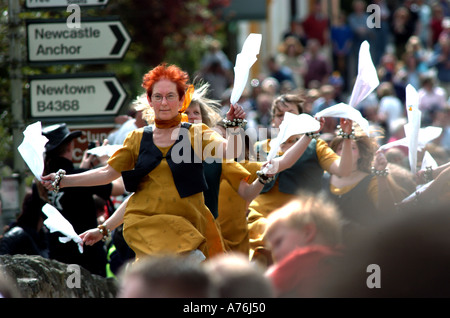 Tanzen in den Straßen am grünen Mann Festival Clun Shropshire Stockfoto