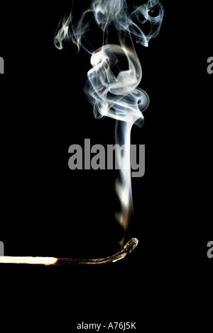 Verbrannte Streichholz auf schwarzem Hintergrund, Nahaufnahme Stockfoto