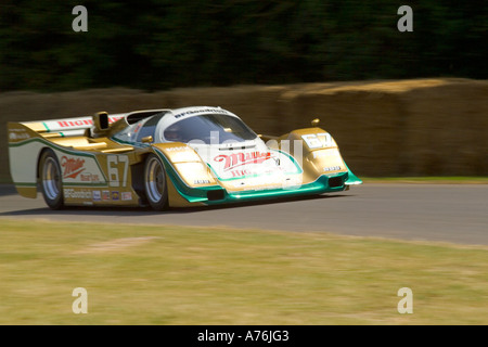 Ein Konkurrent in der Track-Event hautnah, langsame Verschlusszeit und schwenken für einen unscharfen Hintergrund. Stockfoto