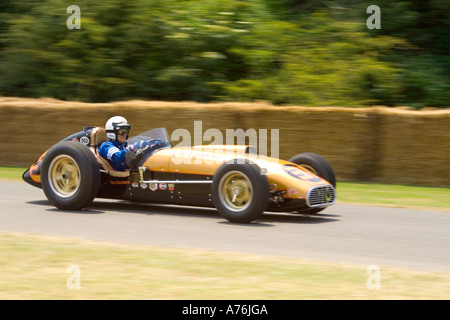 Ein Konkurrent in der Track-Event hautnah, langsame Verschlusszeit und schwenken für einen unscharfen Hintergrund. Stockfoto