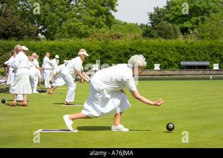 Ein Blick auf das Grün mit einem weiblichen Teammitglied in das Becken. Stockfoto