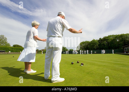 Teammitglieder, die Beratung der Bowler während eines Spiels. Stockfoto