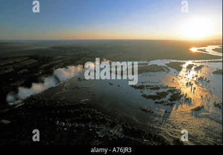 Weitwinkel-Luftbild von Victoria Falls und die umliegende Landschaft bei Sonnenuntergang. Stockfoto