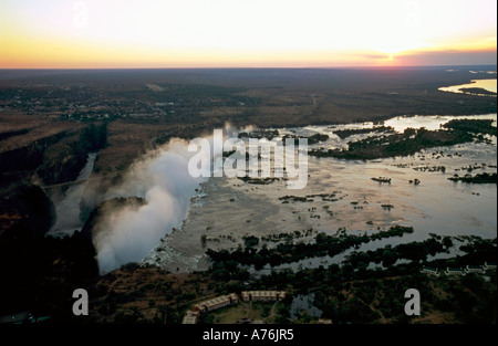 Weitwinkel-Luftbild von Victoria Falls und die umliegende Landschaft bei Sonnenuntergang. Stockfoto