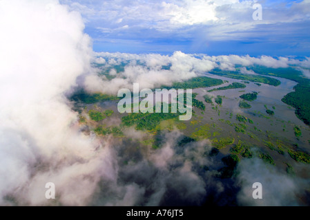 Fliegen über den Fluss Zambeze auf niedrige Wolken-Ebene in einem Microlite auf dem Weg nach Victoria Falls. Stockfoto