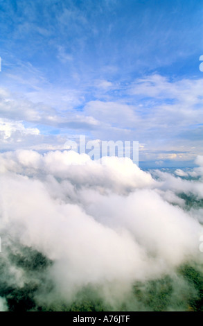 Ein Blick auf die Wolken und das Gelände von einer Microlite Flugzeuge fliegen in Richtung Victoria Falls. Stockfoto