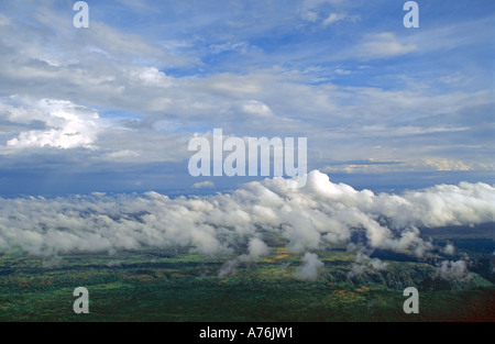 Ein Blick auf die Wolken und das Gelände von einer Microlite Flugzeuge fliegen in Richtung Victoria Falls. Stockfoto