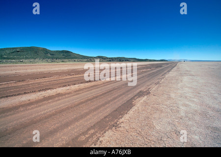 Staubigen Feldweg auf dem bolivianischen Altiplano. Stockfoto