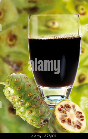 Noni-Saft, frisches Obst beiseite, Nahaufnahme Stockfoto