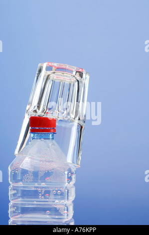 Glas auf Kunststoff-Flasche, Nahaufnahme Stockfoto